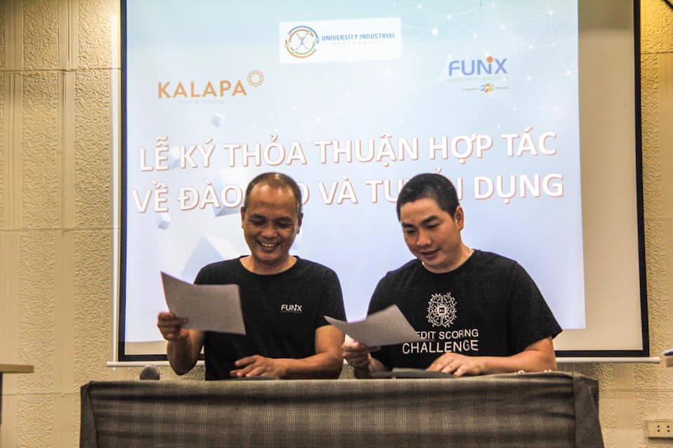 Founder FUNiX Nguyễn Thành Nam (trái) và CEO Kalapa Nguyễn Thành Nhân tại lễ ký kết hợp tác giữa hai đơn vị vào ngày 10/05/2020.