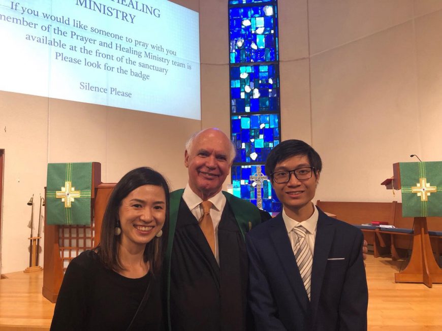 Phạm Nguyễn Minh Nam cùng bạn bè quốc tế tại một nhà thờ ở Tokyo