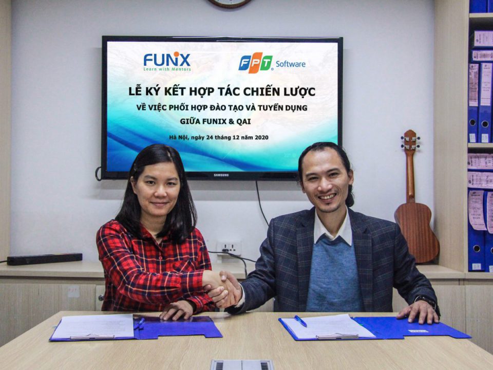 Bà Lê Minh Đức, Giám đốc FUNiX (trái) và ông Vũ Hồng Chiên, Giám đốc QAI) trong lễ ký kết hợp tác hai bên. Ảnh: FUNiX