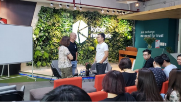 Founder FUNiX Nguyễn Thành Nam trò chuyện cùng Co-Founder Kyber Network Lưu Thế Lợi trong chuyến thăm văn phòng Kyber Network