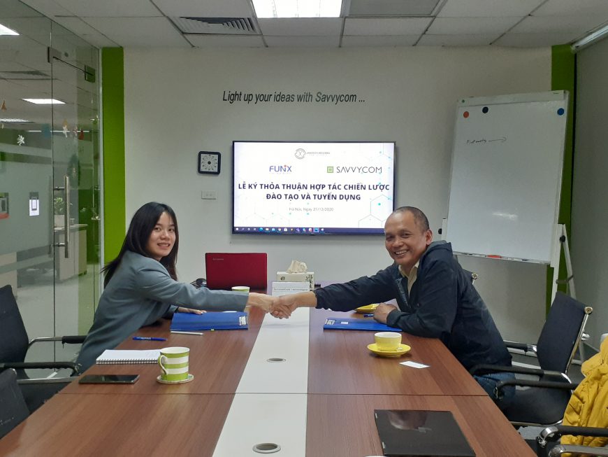 Founder FUNiX Nguyễn Thành Nam và HR Manager Savvycom Nguyễn Như Quỳnh tại lễ ký kết hợp tác giữa hai đơn vị