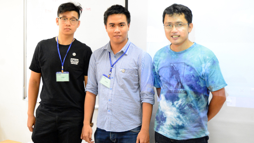 Sinh viên FUNiX chụp ảnh cùng anh Nguyễn Thành Lâm (ngoài cùng bên phải) tại buổi offline định kỳ của sinh viên FUNiX tại TP. HCM.