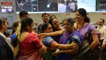 Các nhà khoa học nữ của Tổ chức Nghiên cứu Vũ trụ Ấn Độ ISRO ăn mừng khi tên lửa tiến vào vùng sức hút của Sao Hỏa.