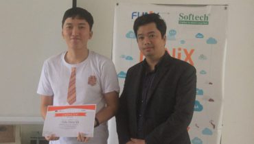 xTer Trần Thiên Vũ (bên trái) trong sự kiện offline định kỳ của sinh viên FUNiX tại Đà Nẵng.