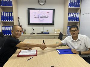 Founder FUNiX Nguyễn Thành Nam và CEO Vissoft Nguyễn Trường Đại tại lễ ký kết hợp tác giữa hai đơn vị ngày 21/7 