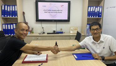Founder FUNiX Nguyễn Thành Nam và CEO Vissoft Nguyễn Trường Đại tại lễ ký kết hợp tác giữa hai đơn vị ngày 21/7 