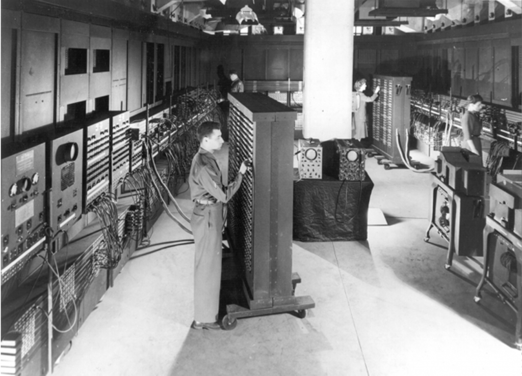 Hình 1.2: Máy tính điện tử có thể lập trình đầu tiên ENIAC.