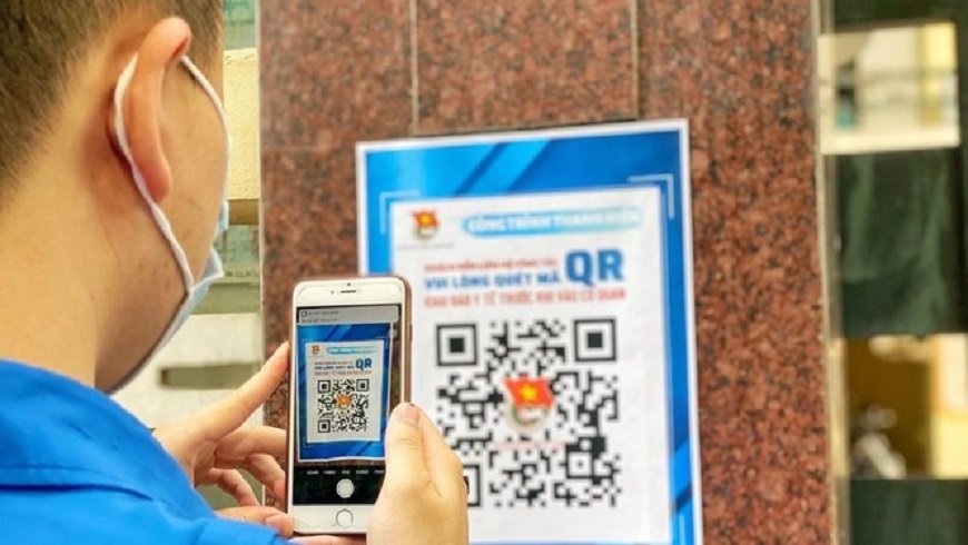 Người dân quét mã QR code khai báo y tế điện tử 