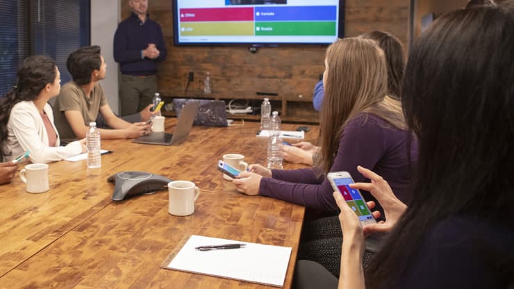 Người thuyết trình sử dụng Kahoot trong cuộc họp kinh doanh