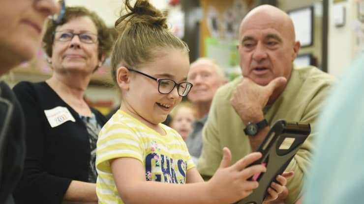 Một học sinh tiểu học cho ông bà xem cách cô bé chơi Kahoot trong Ngày của ông bà tại trường tiểu học Brandywine.