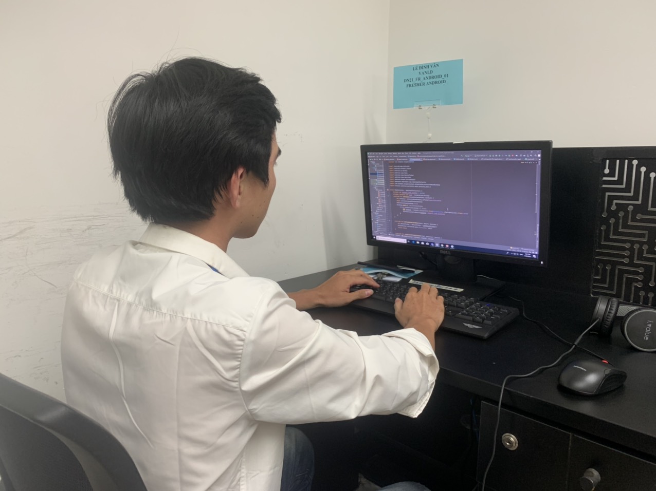 Từ một công nhân may, Lê Đình Văn (sn 1995, Quảng Nam) đã trải qua con đường học tập đầy nỗ lực để trở thành lập trình viên tại FPT Software. Cùng nghe anh chia sẻ về hành trình tìm việc và trải nghiệm làm một Fresher Developer. 