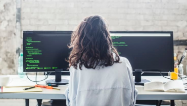 Một cô gái 27 tuổi, với công việc trị liệu giọng nói tại Mỹ, đã tự học lập trình và kiếm được công việc kỹ sư phần mềm với mức lương 93.000 USD.  