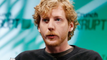 Vào năm 2018, GitHub - một nền tảng trực tuyến nơi các nhà phát triển phần mềm lưu trữ một lượng lớn mã lập trình -đã được Microsoft mua lại với giá 7,5 tỷ USD. Ít ai biết người sáng lập ra nó - Chris Wanstrath - đã từng bỏ ngang đại học - để theo đuổi đam mê lập trình.