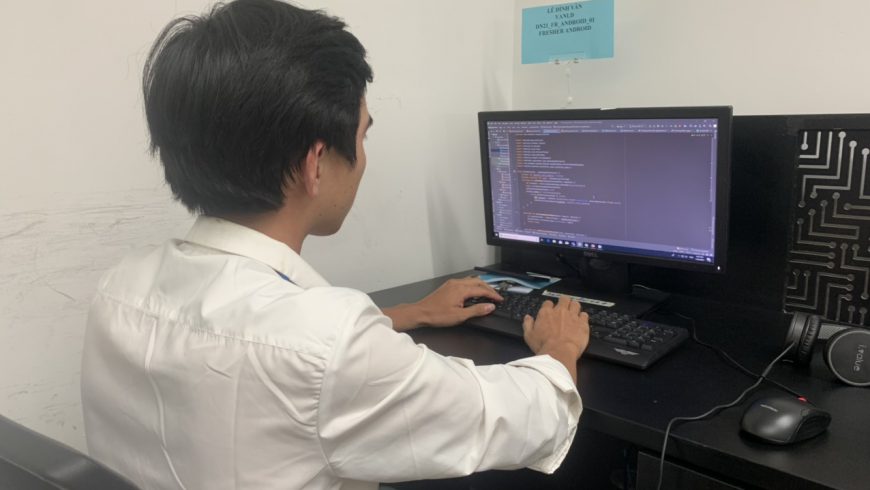 Từ một công nhân may, Lê Đình Văn (sn 1995, Quảng Nam) đã trải qua con đường học tập đầy nỗ lực để trở thành lập trình viên tại FPT Software. Cùng nghe anh chia sẻ về hành trình tìm việc và trải nghiệm làm một Fresher Developer. 