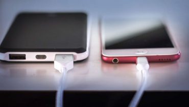 Nhiều người có thói quen sạc điện thoại qua đêm mà không biết rằng điều đó gây hại và làm giảm tuổi thọ của pin. Dưới đây là lý do tại sao bạn không nên làm như vậy. 