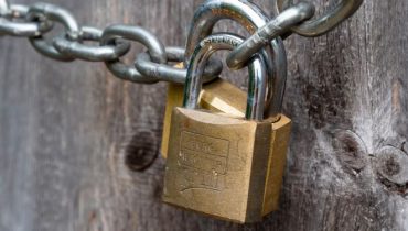 vlock cho phép bạn khóa terminal trên Linux để không ai khác có thể can thiệp vào hệ thống của bạn thông qua dòng lệnh (command line) khi bạn vắng mặt.