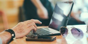 Hầu hết người dùng Linux thường không biết về hoạt động bên trong của hệ điều hành. Bạn có thể chạy các lệnh trong Linux trong một thời gian dài, nhưng bạn đã bao giờ tự hỏi điều gì đang xảy ra đằng sau hậu trường khi bạn nhấn Enter?