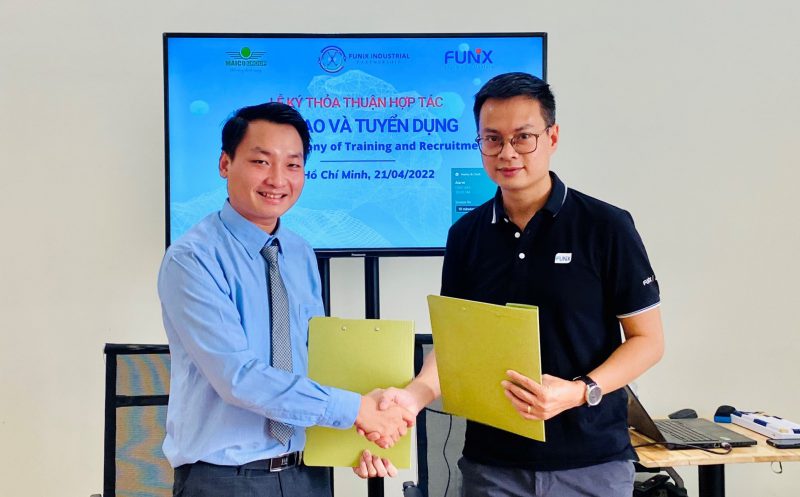 Chú thích ảnh: Giám đốc Trung tâm Cung ứng Nguồn lực số FUNiX Hoàng Việt Thắng (bên phải) và Founder & CEO MAICO GROUP Nguyễn Đức Hiếu (bên trái) tại lễ ký kết hợp tác giữa hai đơn vị.
