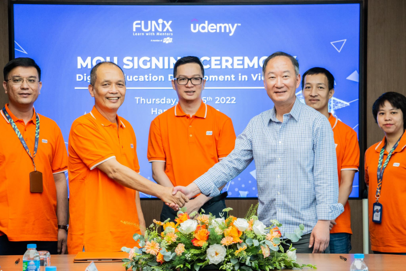 Nhà sáng lập FUNiX Nguyễn Thành Nam và Phó Chủ tịch Cấp cao của Udemy Richard Qiu tại lễ ký kết giữa hai đơn vị.