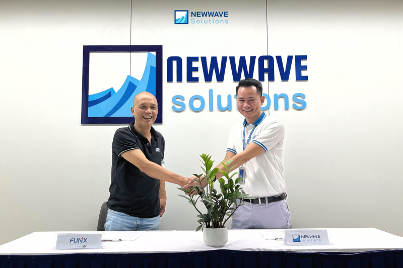 Đại diện Newwave Solutions và FUNiX ký kết hợp tác chiến lược về đào tạo và tuyển dụng.