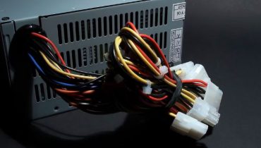 Nguồn điện là một trong những phần khó hiểu nhất khi build một chiếc PC. Nhưng một khi bạn biết mỗi loại cáp để làm gì, bạn sẽ thấy thực ra nó rất dễ hiểu. 