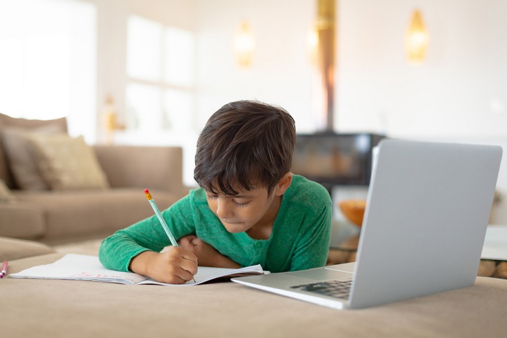 cha mẹ khuyến khích học IT trực tuyến