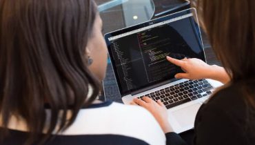 Nhóm gói build-essential chứa các trình biên dịch và chương trình cần thiết để phát triển trên Linux. Đây là cách bạn có thể cài đặt nó trên Ubuntu.