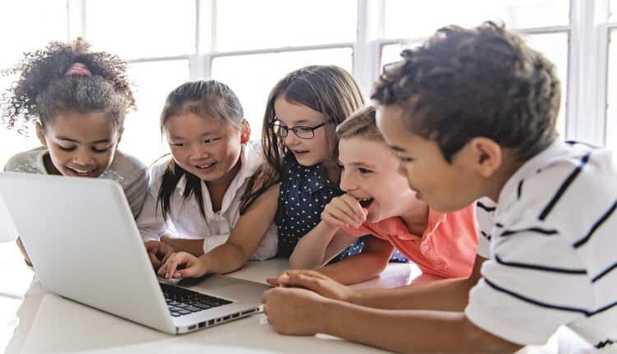 trẻ học lập trình trực tuyến trên máy tính