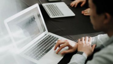 Những sai lầm phổ biến này sẽ làm hỏng laptop của bạn theo thời gian, vì vậy hãy lưu ý để kéo dài tuổi thọ laptop của bạn nhé.