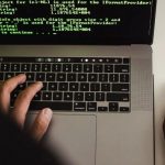 Máy ảo là gì? Máy ảo là một phần mềm hoạt động như một máy tính ảo. Máy ảo chạy trên hệ điều hành hiện tại của bạn (hệ điều hành máy chủ) và cung cấp phần cứng ảo cho hệ điều hành khách. Hệ điều hành khách chạy trong một cửa sổ trên hệ điều hành máy chủ, giống như bất kỳ chương trình nào khác trên máy tính của bạn.