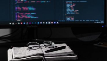 Ngày nay, phần mềm độc hại có thể ẩn nấp ở khắp mọi nơi và thậm chí một việc đơn giản như mở nhầm ảnh khi online cũng có thể khiến thiết bị của bạn gặp rủi ro. Nhưng phần mềm độc hại ẩn trong siêu dữ liệu (metadata) ảnh như thế nào? Làm thế nào bạn có thể bảo vệ bản thân?