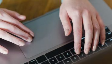 Đôi lúc bạn có thể muốn Tắt Bàn di chuột trên máy tính Windows của mình vì nhiều lý do. Nó có thể quá nhay, ghi nhận cả các nhấp chuột không chủ ý khi bạn gõ phím, bạn có thể muốn sử dụng thiết bị bên ngoài, v.v. Hãy cùng tìm hiểu các cách để tắt bàn di chuột trên laptop Windows.