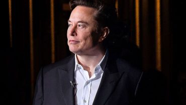 Elon Musk và một nhóm chuyên gia về trí tuệ nhân tạo đang kêu gọi lập tức tạm dừng việc đào tạo các hệ thống AI mạnh mẽ do những nguy cơ tiềm ẩn với xã hội và nhân loại.