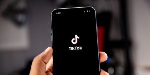 TikTok có tính năng cho phép bạn chặn người dùng mà bạn không muốn tương tác cùng, cũng như bỏ chặn họ nếu bạn thay đổi ý định.