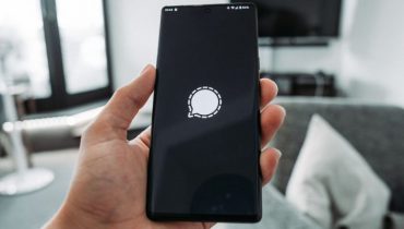 Signal là một ứng dụng nhắn tin phổ biến dành cho những người chú trọng quyền riêng tư của người dùng. Với tính năng mã hóa đầu cuối và tuyên bố sứ mệnh tập trung vào quyền riêng tư, Signal cung cấp các biện pháp bảo vệ dữ liệu tốt nhất cho người dùng. Nhưng công ty nào sở hữu Signal