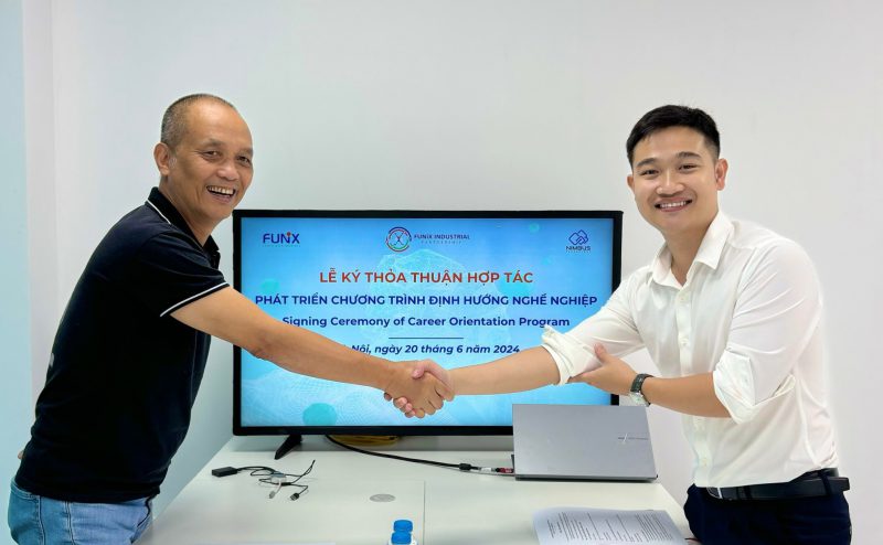 Nhà sáng lập FUNiX Nguyễn Thành Nam (trái) và Giám đốc kinh doanh NIMBUS Technology Lương Đức Huy - tại lễ ký kết hợp tác giữa hai đơn vị. Ảnh: NIMBUS Technology