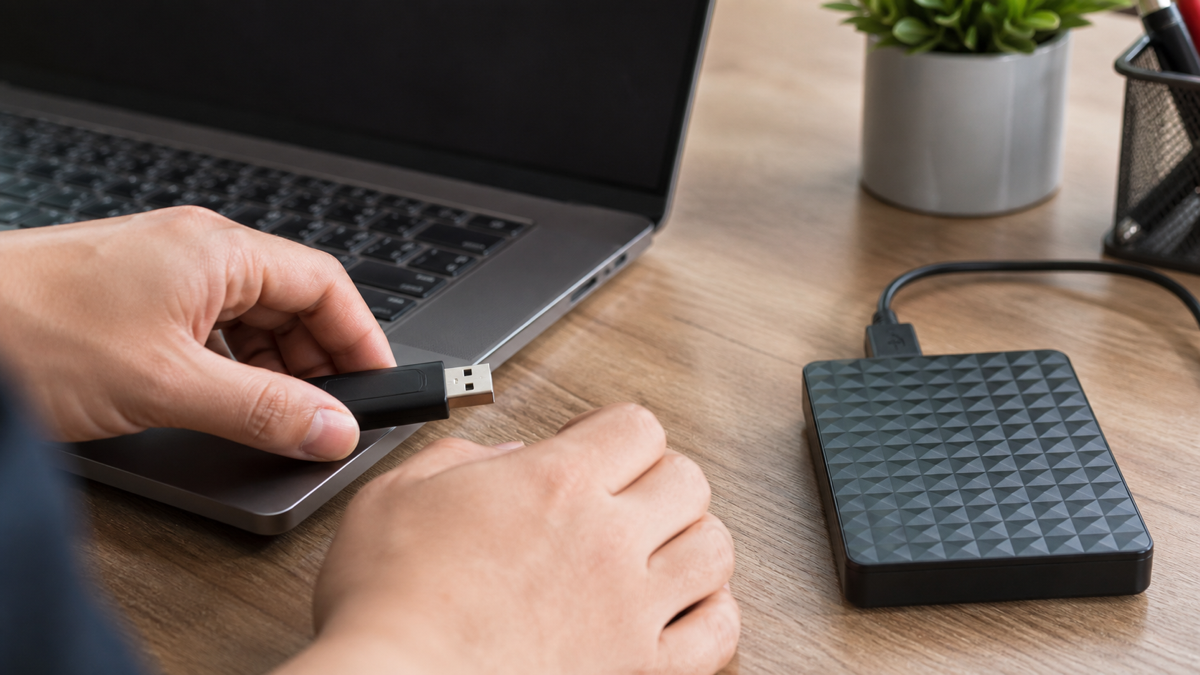 Chuẩn bị USB cài Linux và ổ cứng sao lưu dữ liệu